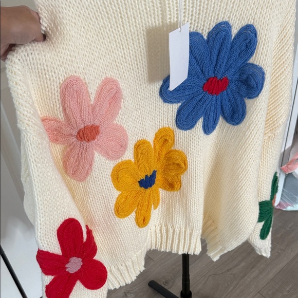 Polagram Cream Sweater with Colorful Floral Accents - Picture 4 of 8